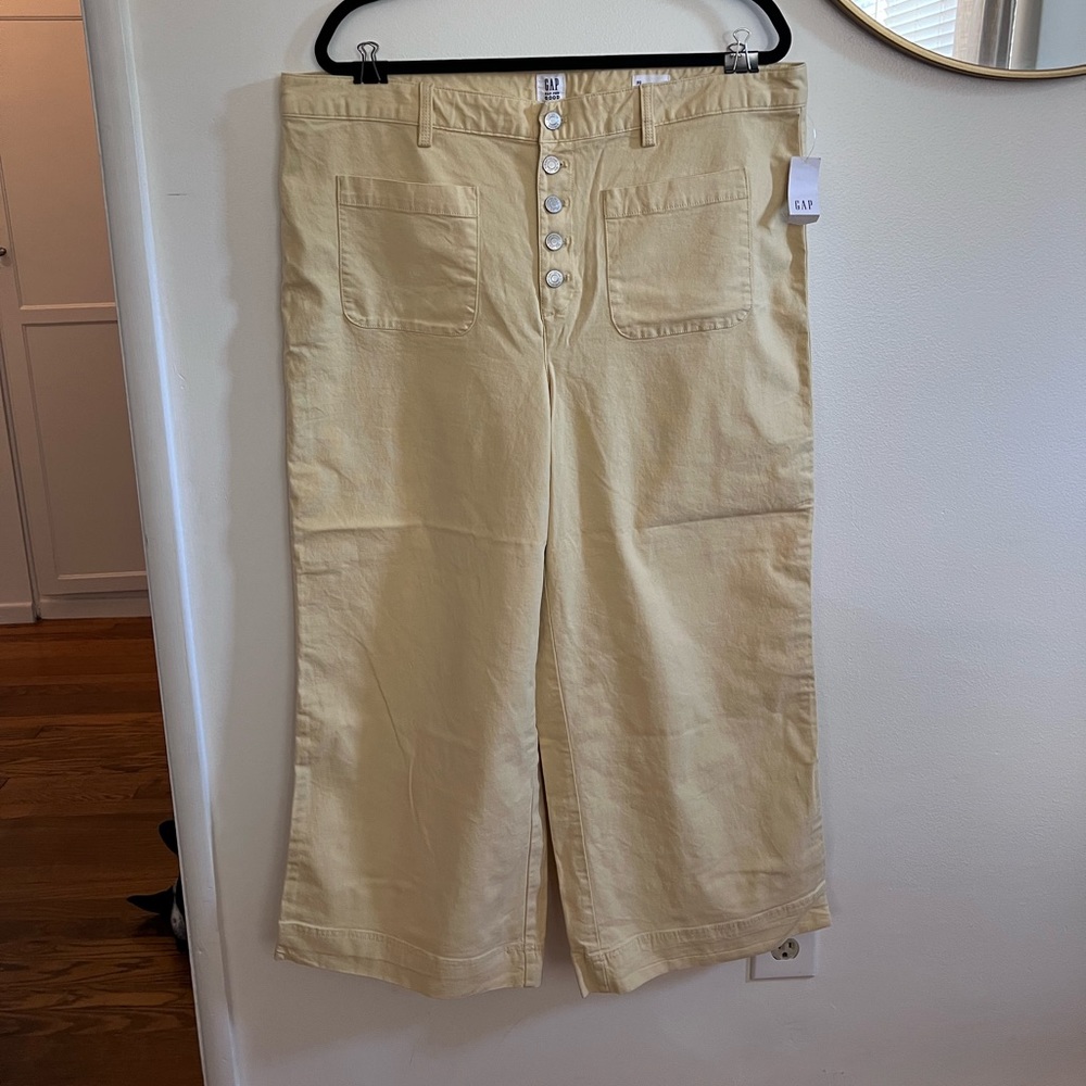 NWT Gap wide leg crop in light yellow. Size 20.